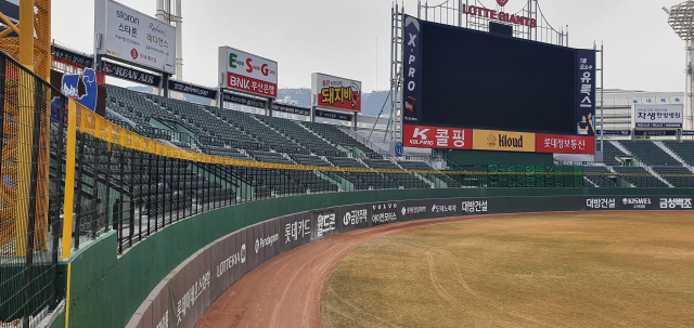 롯데 자이언츠는 7일 리모델링을 마친 새 사직구장을 공개했다. 기존 4.8m이던 외야 담장 높이는 6m로 눈에 띄게 높아졌다. 김한수 기자 hangang@