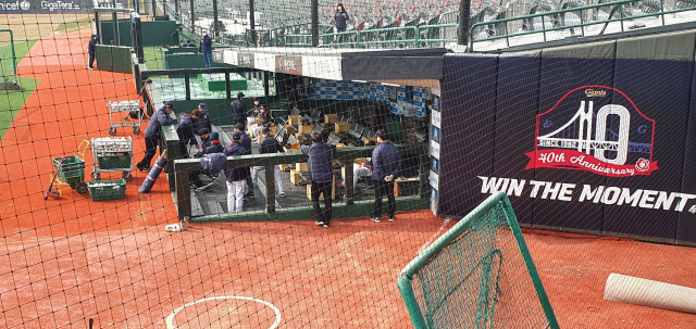 롯데 자이언츠는 7일 리모델링을 마친 새 사직구장을 공개했다. 더그아웃이 확장됐다. 김한수 기자 hangang@