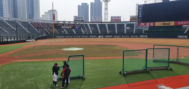 새롭게 바뀐 사직구장이 7일 언론에 처음 공개됐다. 사직구장 외야 펜스는 기존 4.8m에서 6m로 크게 높아졌다. 눈으로 쉽게 확인할 수 있을 정도로 높아졌다. 김한수 기자 hangang@