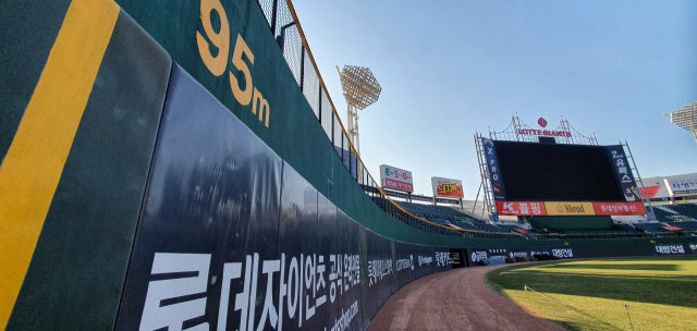 롯데 자이언츠는 7일 리모델링을 마친 새 사직구장을 공개했다. 리모델링 전 사직구장 외야 담장 모습. 부산일보DB