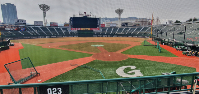 롯데 자이언츠는 7일 리모델링을 마친 새 사직구장을 공개했다. 김한수 기자 hangang@