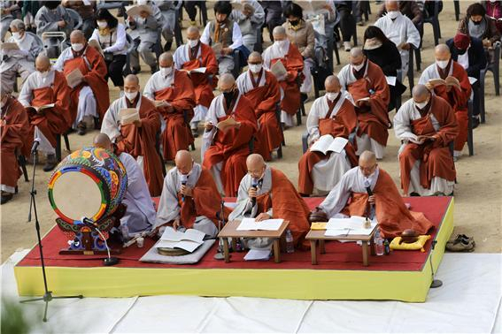 동안 스님들과 불자들이 대적광전 법계 탑 마당 특설 법회장에 모두 모여 읽고, 법문하고 사경하는 대법회는 오는 19일 토요일 오후 1시부터 개막 법회를 시작으로 대장정의 여정을 시작한다. 해인사 제공