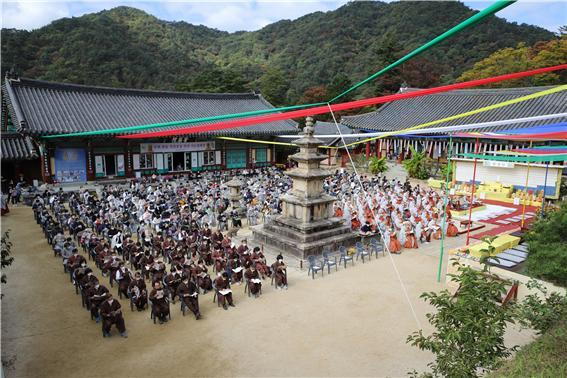 법보종찰 해인사가 팔만대장경의 문을 활짝 여는 대방광불 화엄경 완독 대법회를 시작한다. 해인사 제공