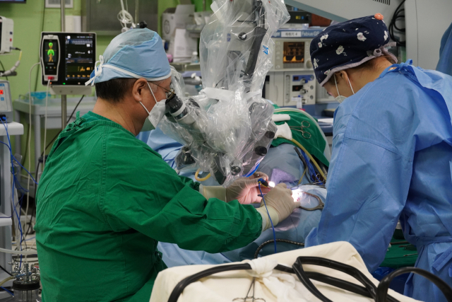 이상훈 의무이사는 뇌혈관과 신경을 분리할 때 테프론(완충 스펀지) 대신에 고어텍스를 사용함으로써 미세혈관 감압술 성공률을 크게 높였다. 봉생병원 제공