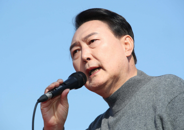 국민의힘 윤석열 대선 후보가 8일 제주시 동문시장 일대에서 열린 ‘제주와 함께 승리합니다’ 제주도 거점유세에서 연설하고 있다. 연합뉴스