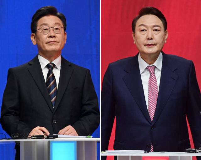 2022년 2월 21일 당시 더불어민주당 이재명 대선 후보(왼쪽)와 국민의힘 윤석열 대선 후보가 서울 마포구 MBC 미디어센터 공개홀에서 열린 중앙선거방송토론위원회 주관 제20대 대통령선거 후보 초청 1차 토론회에서 토론을 준비하고 있다. 연합뉴스