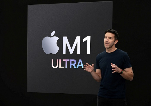 존 테너스 애플 하드웨어공학 수석부사장이 2022년 3월 8일 미국 캘리포니아주 애플파크에서 열린 특별 행사에서 M1 울트라를 소개하고 있다. 연합뉴스