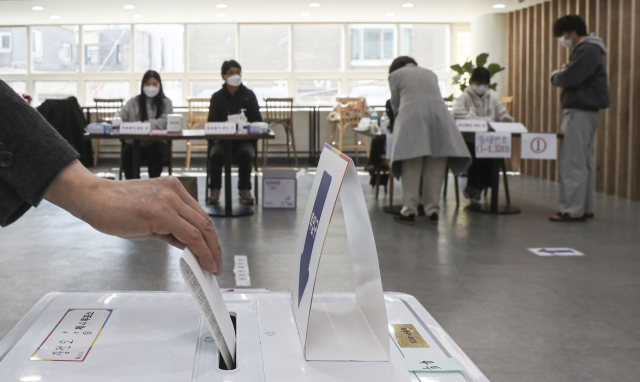 제20대 대통령 선거 투표일인 9일 오전 부산 금정구 금정세대공감센터 2층 신중년더채움학습관에 마련된 장전 제2동 제4투표소에서 유권자가 귀중한 한 표를 행사하고 있다. 김종진 기자 kjj1761@
