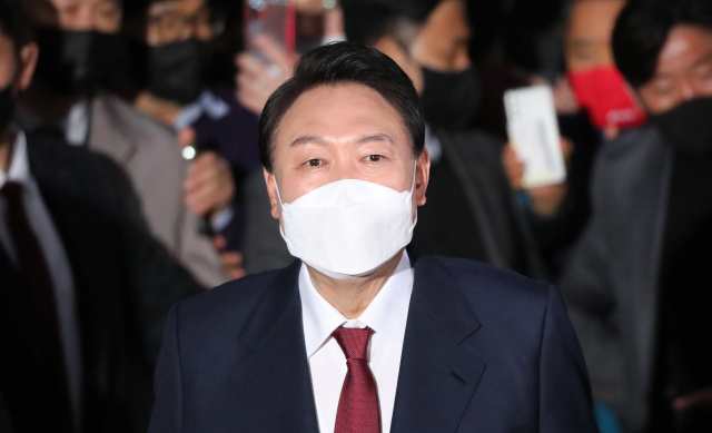 윤석열 대통령 당선인이 10일 새벽 서울 서초구 자택을 나서면서 소감을 밝히고 있다. 연합뉴스