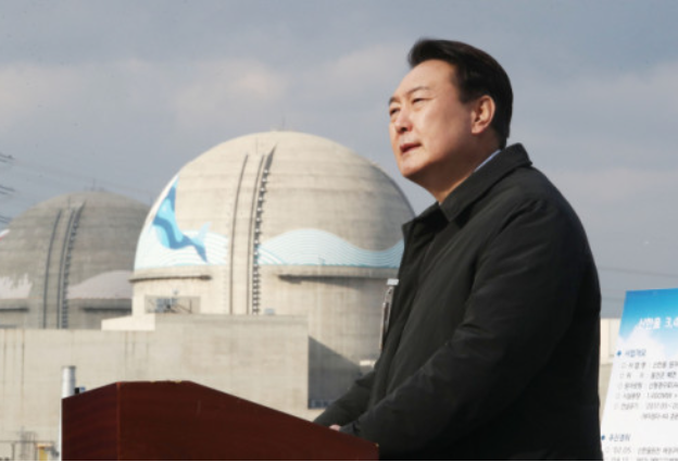 윤석열 당선인이 지난해 12월 29일 국민의힘 대선 후보 자격으로 경북 울진군 신한울 3·4호기 건설중단 현장을 방문, 탈원전 정책 전면 재검토와 신한울 3·4호기 건설 즉각 재개 등 원자력 공약을 발표하고 있다. 연합뉴스