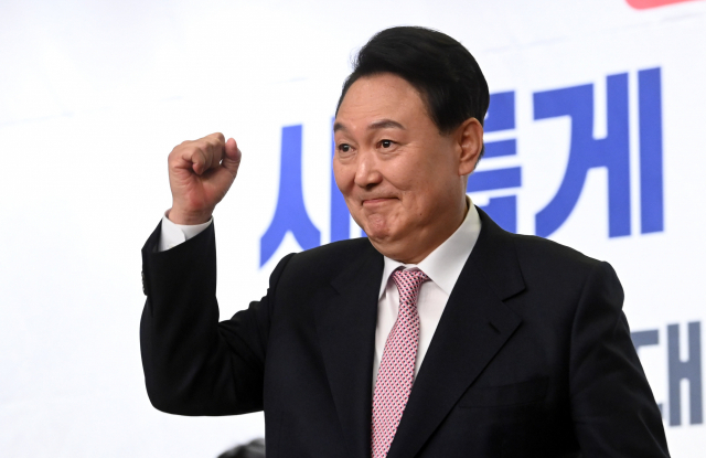 윤석열 대통령 당선인이 10일 오후 국회 도서관에서 열린 선대본부 해단식에서 발언한 뒤 주먹을 쥐어 들고 있다. 연합뉴스