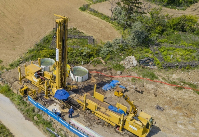 한국농어촌공사는 ‘KRC 지하수지질 기술지원단’을 확대 개편하고 전국 165개 시군과 농어민을 대상으로 긴급 지하수개발 지원에 나선다고 밝혔다. 사진은 제주시 서귀포 신도리에서 지하수 개발을 위해 땅을 파고 있는 모습. 한국농어촌공사 제공