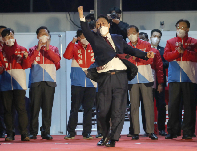 윤석열 대통령 당선인이 10일 새벽 서울 여의도 국민의힘 당사에서 지지자들에게 어퍼컷 세리머니를 하고 있다. 국회사진기자단