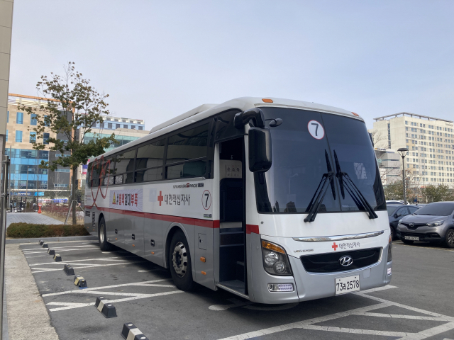 헌혈을 위한 차량이 KISA 나주본원에 도착하고 있다. KISA 제공