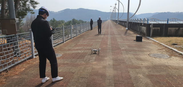 해빙기를 맞아 10일 K-water 남강댐 관계자들이 드론을 활용, 댐 경사지 등에 대한 특별 안전점검을 했다. 남강댐지사 제공