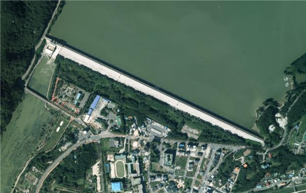 국내 다목적댐 가운데 댐 길이가 가장 긴 남강댐(길이 1126m, 높이 34m). 남강댐지사 제공