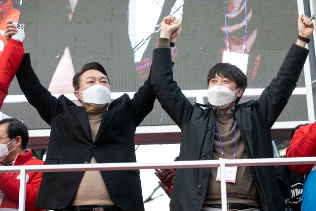 국민의힘 윤석열 대선 후보가 지난 2월 18일 오후 대구 달성군 대실역 사거리에서 열린 유세에서 이준석 대표와 함께 인사하고 있다. 연합뉴스