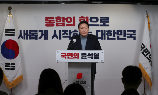 윤석열 대통령 당선인이 13일 대통령직인수위원회 위원장 및 부위원장 인선 결과를 발표하고 있다. 연합뉴스