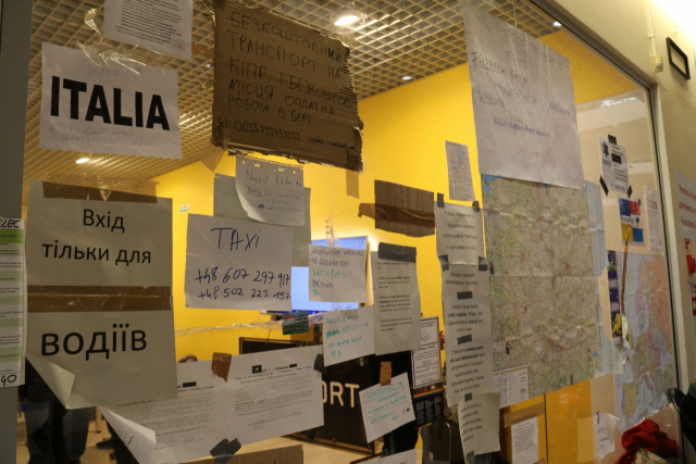 12일(현지시간) 폴란드 국경도시 프셰미실의 한 난민 쉼터 내 유리창에 교통수단을 제공한다는 각종 홍보물이 붙어있다. 연합뉴스