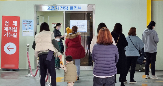 전문가용 신속항원검사를 통해 코로나19 확진 판정을 받을 수 있게 된 첫날인 14일 부산의 한 병원 호흡기전담클리닉이 코로나19 검사를 받으려는 시민들로 붐비고 있다. 김경현 기자 view@