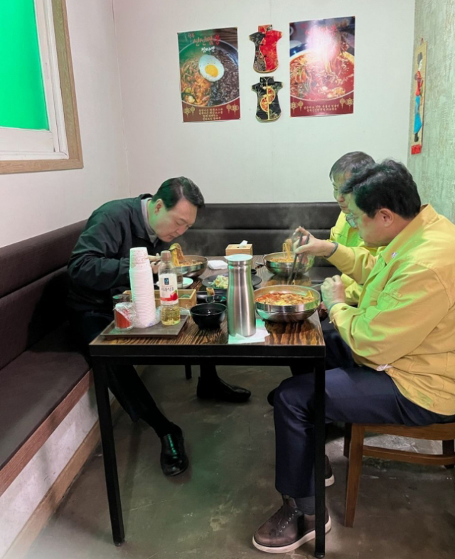 윤석열 대통령 당선인이 15일 오후 경북 울진군 울진읍 한 식당에서 식사하고 있다. 이 식당은 산불 화재 때 소방관들에게 식사를 무료로 제공했던 곳이라고 김은혜 당선인 대변인은 전했다. 연합뉴스