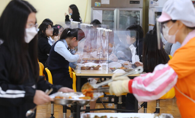 코로나19 유행이 정점을 향해가면서 영양·조리사 결원도 늘어 학교 급식실 운영에 비상이 걸렸다. 사진은 부산 한 고등학교 급식실. 부산일보DB