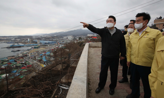 윤석열 대통령 당선인이 15일 오후 강원 동해시 묵호항 등대마을을 방문해 산불 피해 지역을 둘러보고 있다. 당선 이후 두 번째 민생 행보다. 국회사진기자단