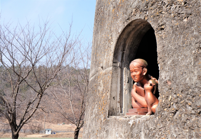 화본역 급수탑의 조각.
