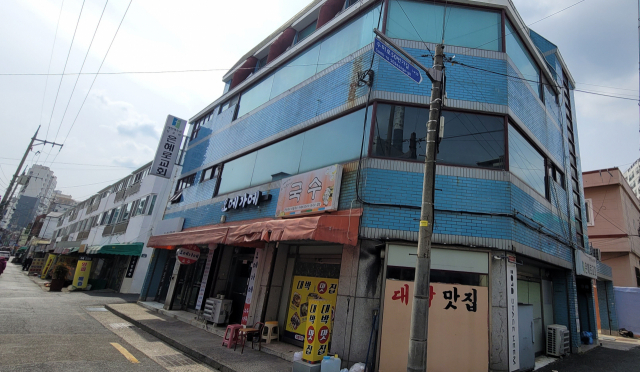 수영강변에서 시작한 문화예술지대는 수영팔도시장 인근까지 확장되어 있다. 사진은 수영동 교회 건물에 입주한 공간 힘. 오금아 기자