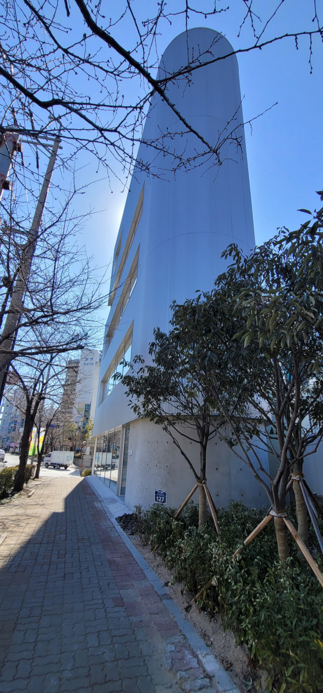 수영강변이 부산의 새로운 갤러리 집적지로 주목받고 있다. 사진은 올 2월에 문을 연 갤리리이배. 오금아 기자