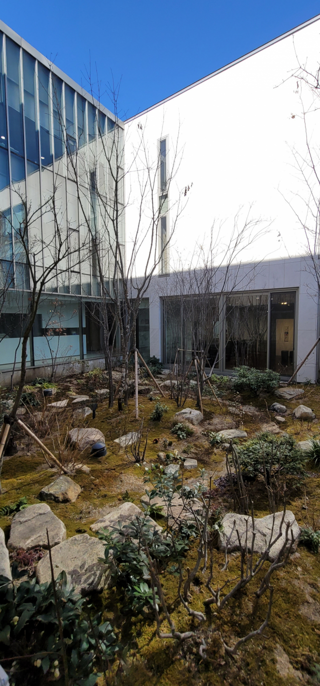 수영강변에 가장 먼저 들어선 PDM파트너스의 크리에이티브센터. 오브제후드는 중정을 내다보이는 1층이 전시장과 사무실을 두고 있다. 오금아 기자