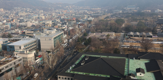 문재인 대통령과 윤석열 당선인의 오찬 회동이 무산된 청와대(오른쪽)와 윤 당선인의 집무실이 있는 금융감독원 연수원(왼쪽) 모습. 연합뉴스