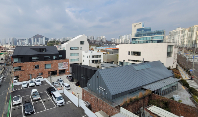 올 2월 문을 연 갤러리이배에서 바라본 엘올리브 주변 지역. 오금아 기자