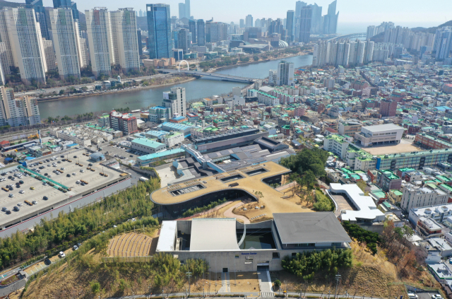 문화로 재생한 F1963과 엘올리브 주변을 중심 축으로 한 수영강변 문화예술지구가 부산의 새로운 문화 관광자원으로 부상하고 있다. 정종회 기자 jjh@busna.com