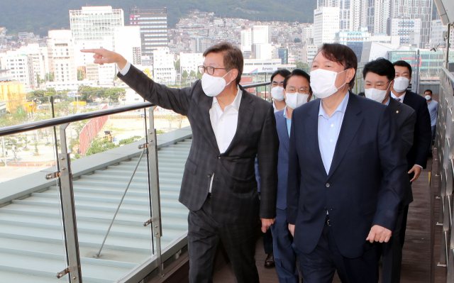 윤석열 대통령 당선인이 지난해 12월 부산항 국제여객터미널을 찾아 박형준 부산시장으로부터 북항재개발과 2030부산월드엑스포 유치 진행 상황을 듣는 모습. 부산일보DB