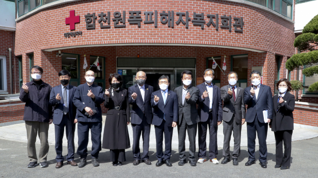 권덕철 보건복지부 장관이 16일 경남 합천군 원폭피해자 추모시설 조성 예정지를 방문하고 추모 시설이 올바른 역사 인식 정립과 인권 및 평화를 위한 역사교육의 장으로 활용될 수 있도록 하겠다고 약속했다. 합천군 제공
