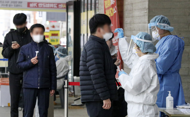 코로나19 신규확진자 역대 최대인 4만 2434명을 기록하며 4만명을 돌파한 17일 부산역 임시선별검사소에 의료진이 PCR검사 검체채취를 하고 있다. 김종진 기자 kjj1761@