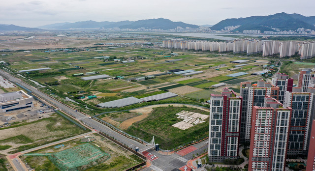 이달 25일 본격적인 공사가 시작되는 부산 강서구 명지국제신도시 2단계 부지. 부산일보DB