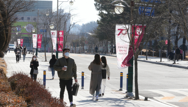 신종 코로나바이러스 감염증(코로나19) 여파 속에서 2일 오전 대면 수업 방식으로 개강한 충북대 캠퍼스에서 학생들이 걷고 있다. 연합뉴스