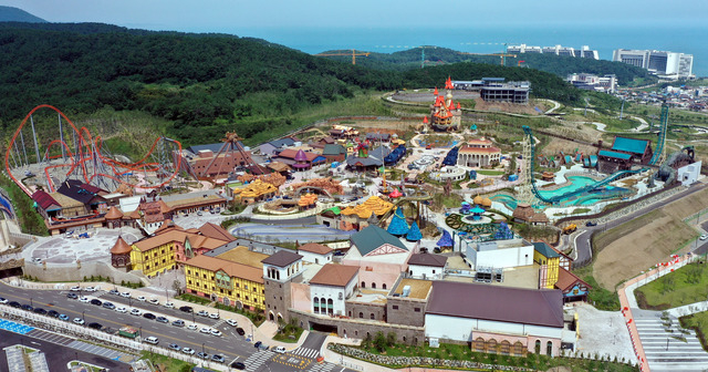 부산 기장군 오시리아관광단지 내 ‘롯데월드 어드벤처 부산’ 일대 전경. 부산일보DB