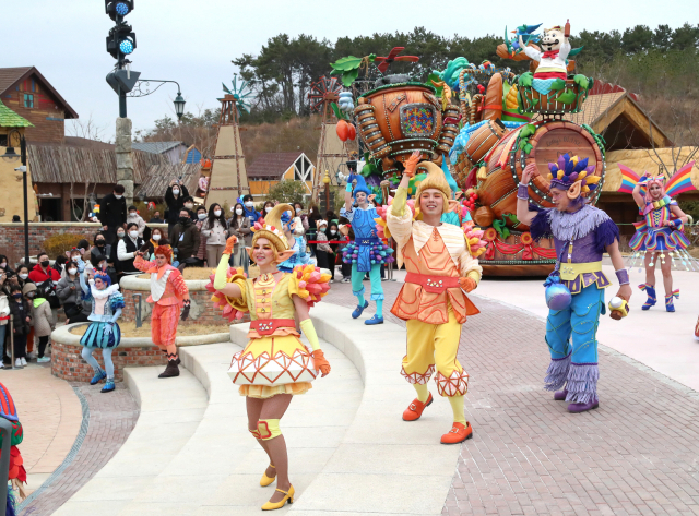 롯데월드 어드벤처 부산이 17일 테마파크 내부를 선보이며 부산 관람객을 기다리는 퍼레이드 행렬도 공개했다. 사진은 7대의 차량과 댄서·캐릭터들로 구성된 ‘로티스 매직 포레스트 퍼레이드’의 공연 모습. 정대현 기자 jhyun@