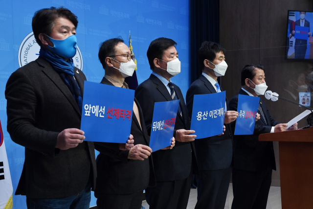 더불어민주당 국방위원회 위원들이 17일 오후 국회 소통관에서 ‘대통령 집무실 국방부 청사 이전 추진’ 관련 기자회견을 열고 용산 이전 계획 철회를 촉구하고 있다. 국회사진기자단