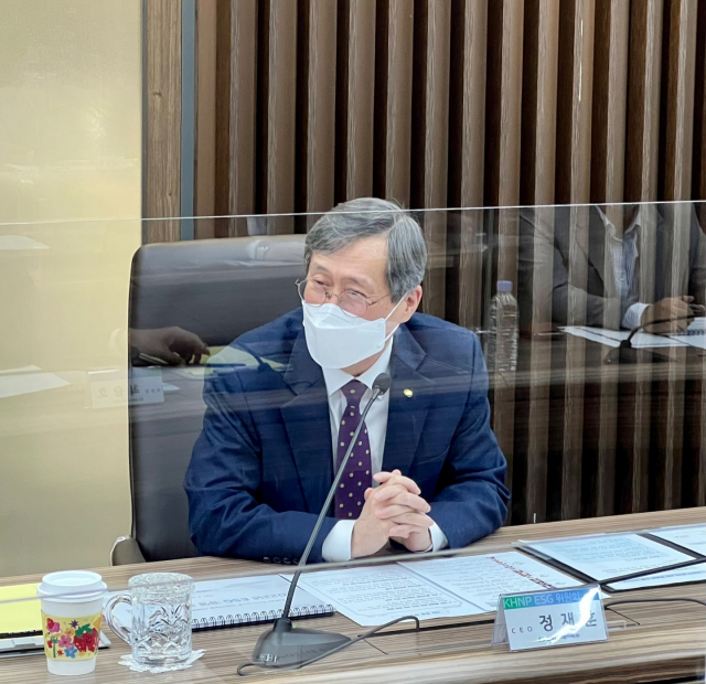 한수원은 18일 분야별 ESG 경영 추진 계획을 논의하기 위한 제1차 ESG위원회를 개최했다. 제1차 ESG 위원회 회의장에서 발언중인 정재훈 한수원 사장. 한수원 제공
