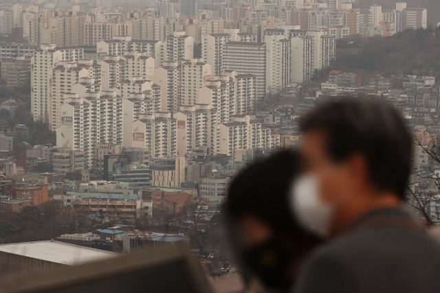 정부가 세제 개편을 통해 종합부동산세를 주택수 기준이 아니라 가액기준으로 부과하는 방안을 추진 중이다. 사진은 서울 남산에서 바라본 서울시내 아파트 단지의 모습. 연합뉴스