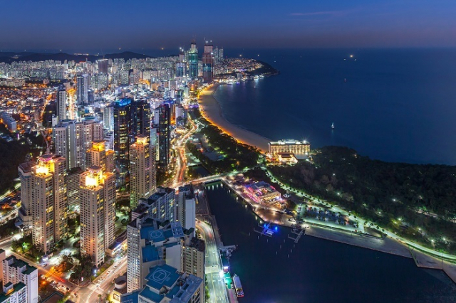 해운대는 부산의 관광지 중에서 단연 1위 지역이었다. 해운대를 찾는 외지인의 51%는 수도권 거주자였으며 2030세대가 64%에 달했다. 이미지투데이