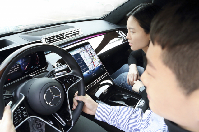 ‘세계 최초 상용화’ 등 ‘속도전’을 계속해온 5G 서비스가 ‘융합서비스’와 ‘고도화’에서 속도를 내지 못하고 있다. 사진은 KT 모델들이 메르세데스-벤츠 S-Class 차량에서 AI 음성인식 서비스를 활용하는 모습. KT제공