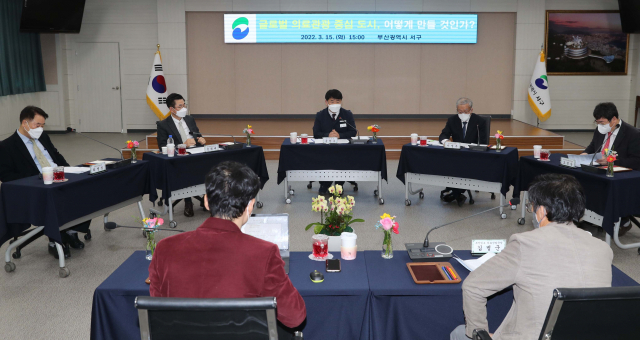 지난 15일 서구청 대회의실에서 ‘글로벌 의료관광 중심 도시, 어떻게 만들 것인가’를 주제로 부산일보가 주최한 지자체장-의료기관장 좌담회가 진행되고 있다. 이재찬 기자 chan@