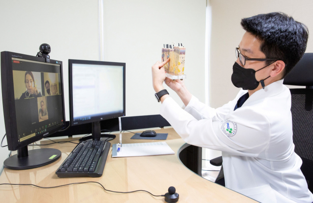 부산대병원 피부과 배경남 전임의가 러시아 현지 외국인환자를 상대로 비대면 진료를 하고 있다. 부산대병원 제공