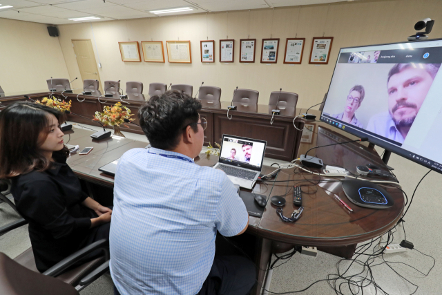 동아대병원 국제진료센터팀 직원들이 러시아 현지 의료관광 관계자들과 화상회의를 하고 있다. 부산일보DB