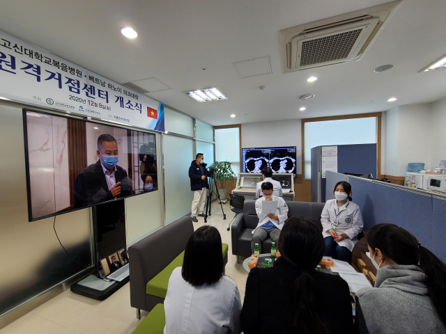 고신대복음병원은 부산에서는 처음으로 2015년 카자흐스탄에 국제협력센터를 여는 등 국제 의료교류와 해외 환자 유치에서 선도적 역할을 해왔다. 고신대복음병원이 2020년 베트남 하노이의과대학에 개소한 원격거점센터. 부산일보DB